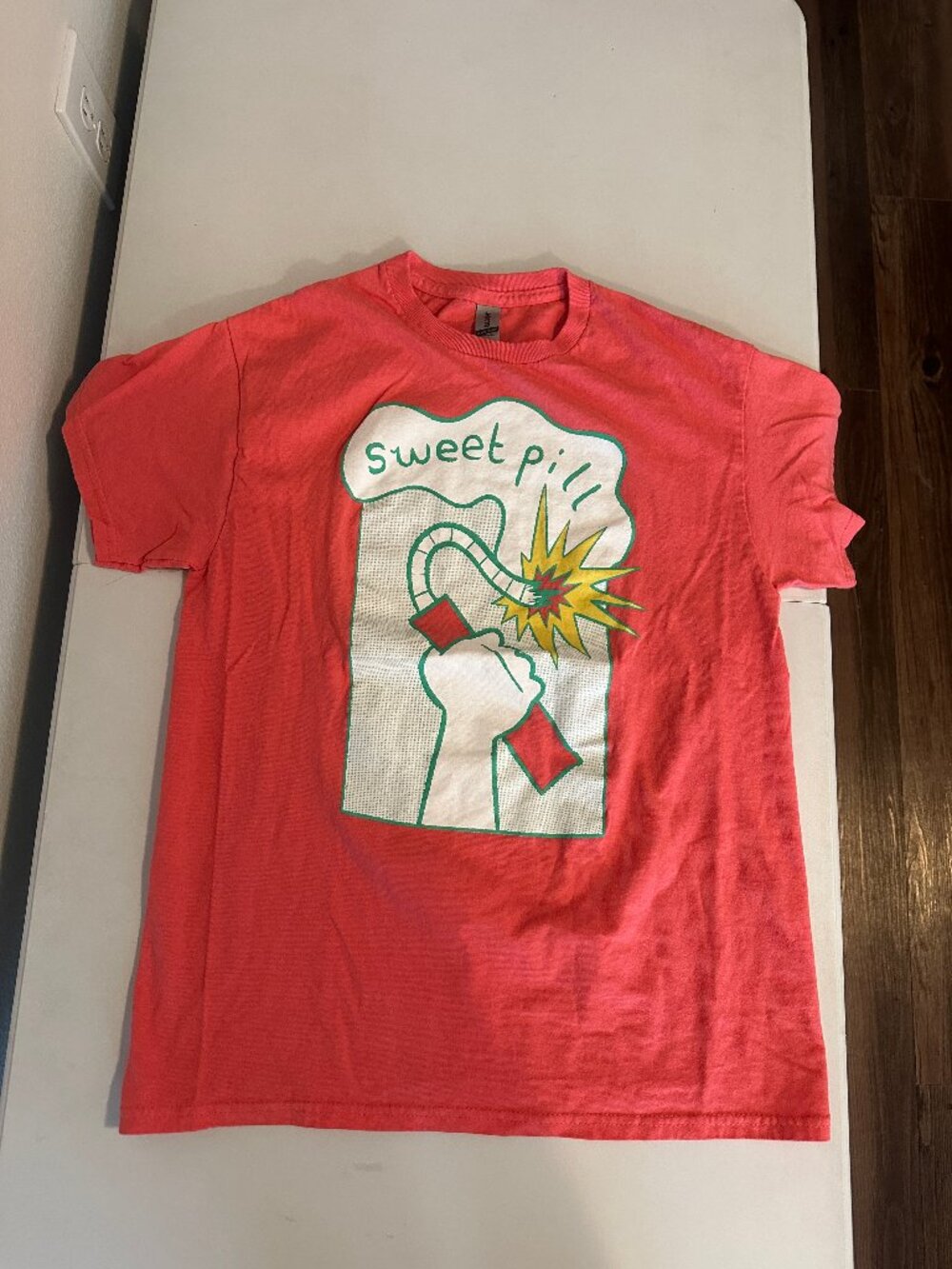 Gildan Sweet Pill Graphic T-Shirt Pink Men's Medium Heavy Cotton Tee